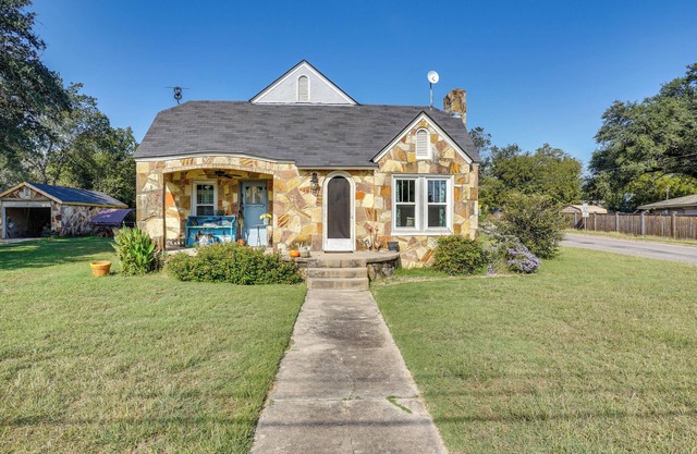 4 Mi to Dinosaur Valley: Rustic Glen Rose Cottage!