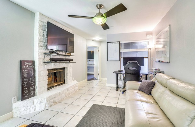 4 Mi to Dtwn: Gem w/Pool Access & Patio in Austin