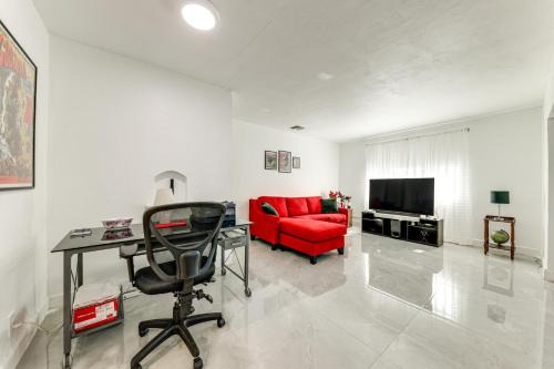 4 Mi to Ft Lauderdale Beach WFH-Friendly Home!