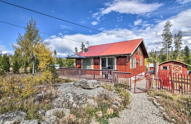 4 Mi to Grand Lake: Mtn-View Cabin w/Fire Pit!