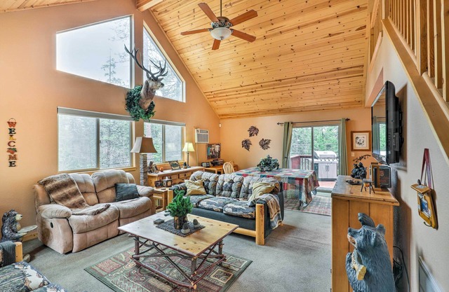 4 Mi to Pine Lake: Hathaway Pines Cabin w/Deck
