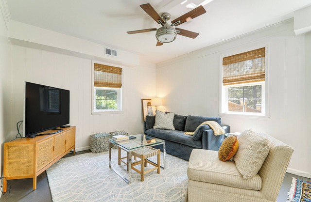 4 Mi to UGA: Bright & Airy Athens Apartment!