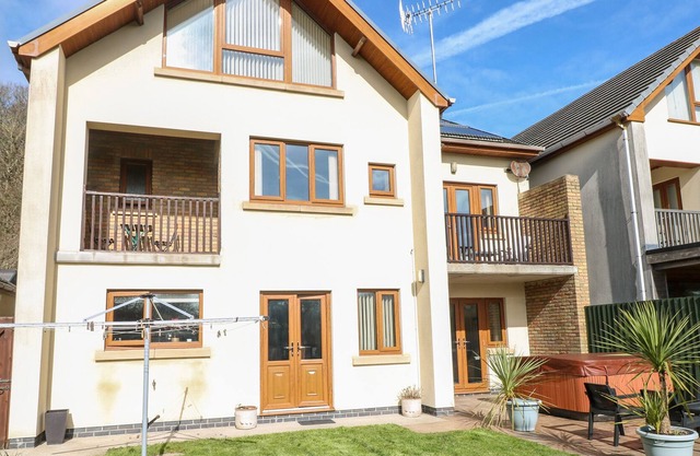 4 OAKLANDS CLOSE, pet friendly, with hot tub in Burry Port