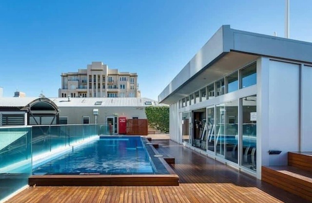 4-Person Apartment With Parking Min From CBD