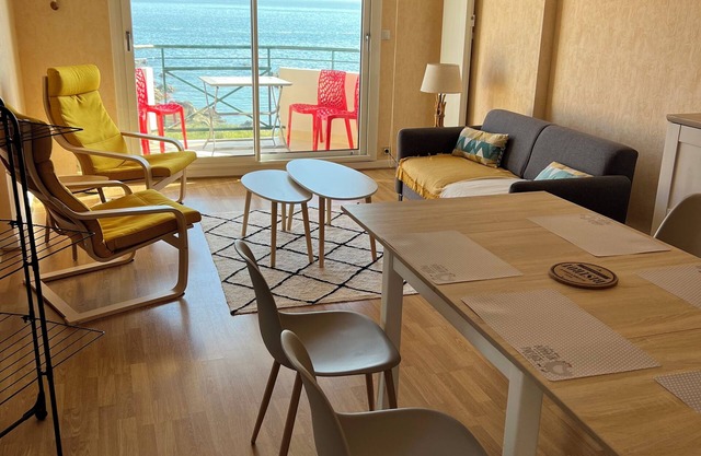 4-person apartment with exceptional exposure and sea view 300 m from CROISIC beach