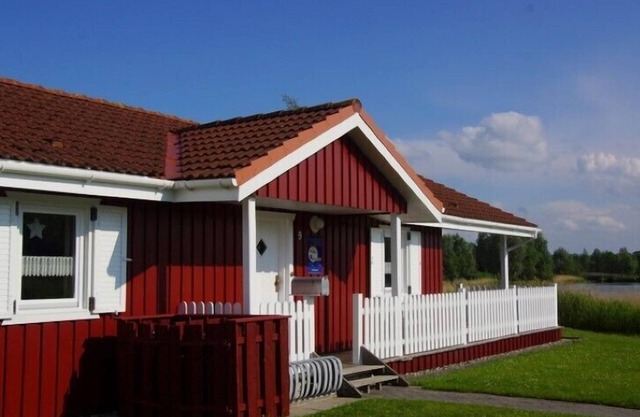 4 person vacation home with wood-burning stove, conservatory and canoe, with a wonderful view of the lake in Otterndorf