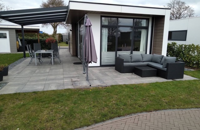 4 - person vacation home/chalet by the lake, Lathum, Netherlands, Netherlands