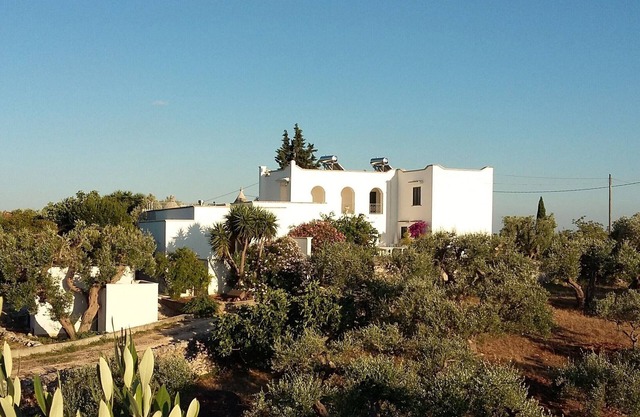 4-person, very spacious ground floor appt, trullo, shared pool and tennis court.
