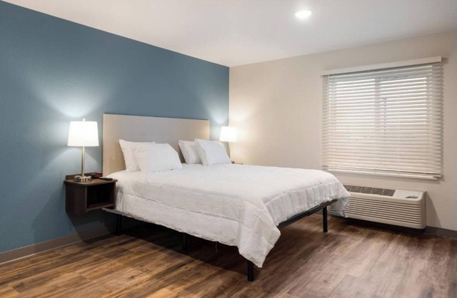 4 Queen Room w/Private Entry + Kitchen – Perfect for Extended Newnan Stays