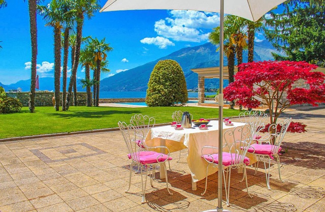 4-room apartment with pool, terrace, sunbathing area and lake access