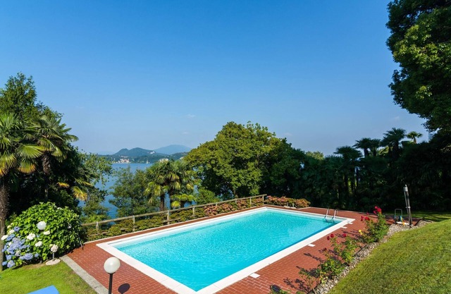4-room corner apartment with 2 bathrooms in a residence with pool
