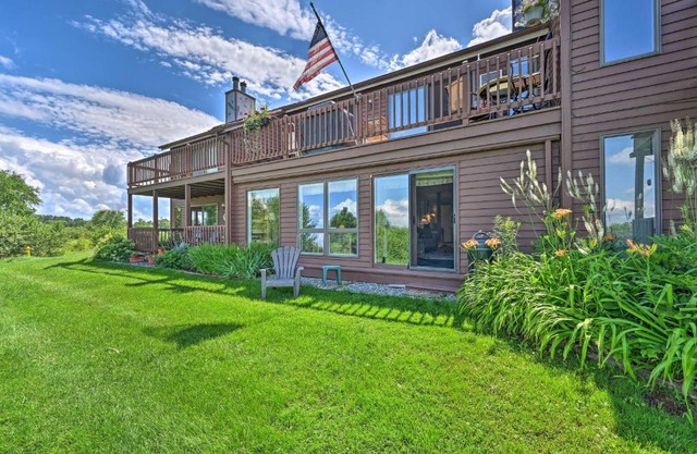 4-Season Lakefront Condo Swim, Boat and Ski!