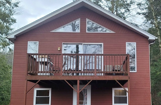 4 Season Lakefront Getaway: Hot tub, Skiing, +MoreSeason