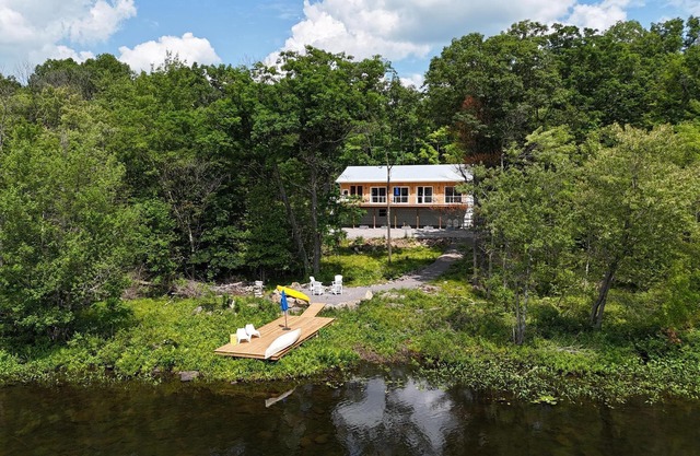4-season retreat along the Crowe River. Tranquillity and modern comfort.