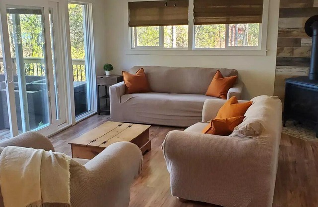 4 seasons Lake house- ice fishing and snowmobile trails