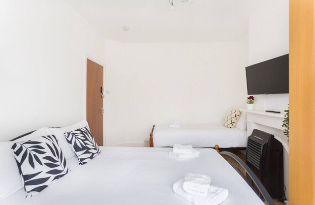 4 Single Bed - 1 Minute to Camden Station & Market