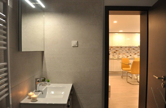 4 stars, 4k tvs in all rooms, free wifi