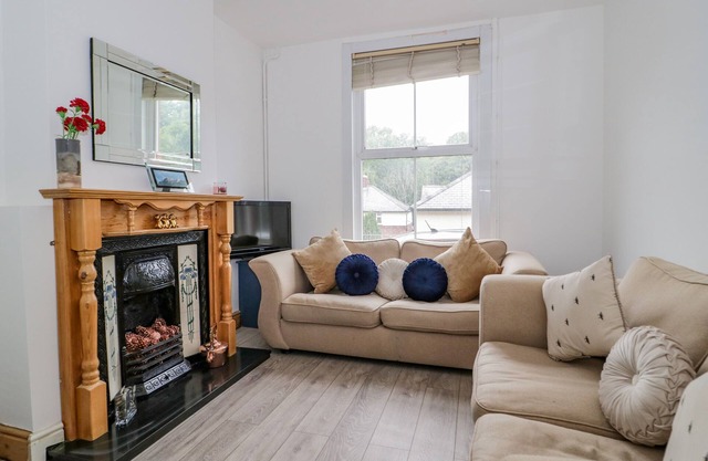 4 TANYRALLT TERRACE, pet friendly, with a garden in Llangollen
