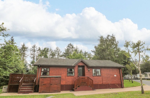 4 THE OAKS, pet friendly, with a garden in Swarland