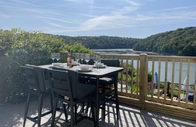 4 TRENHAILE TERRACE, character holiday cottage in Malpas, Cornwall