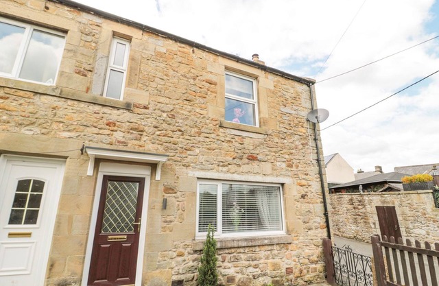 4 TYNE VIEW, pet friendly, with open fire in Wark