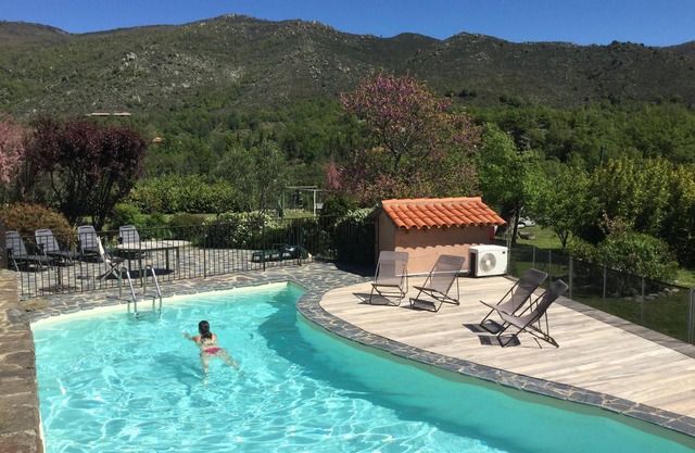 4* villa big private heated pool, deluxe hottub, natural setting, mountain views