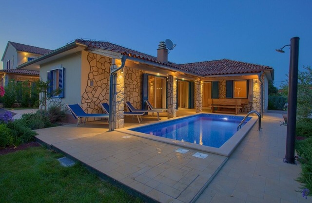 4 * villa with private pool - modern and well equipped