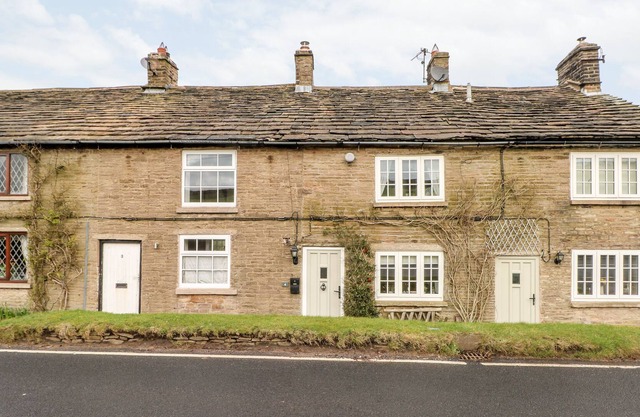 4 WASHPOOL COTTAGE, family friendly, with open fire in Macclesfield