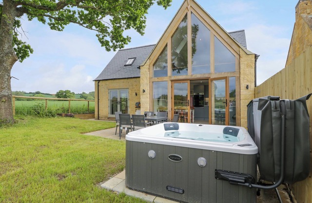 4 WELLACRES COTTAGE, pet friendly, with hot tub in Moreton-In-Marsh
