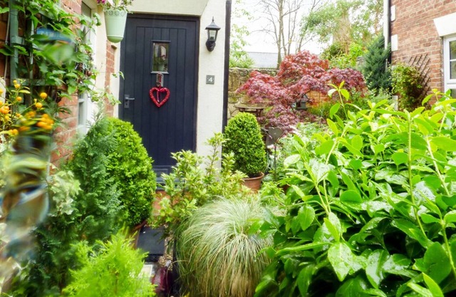 4 WHEATSHEAF YARD, pet friendly, with a garden in Morpeth