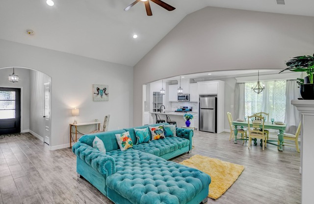 40% Monthly Discount Newly Renovated Luxe West Beaumont w Private Patio