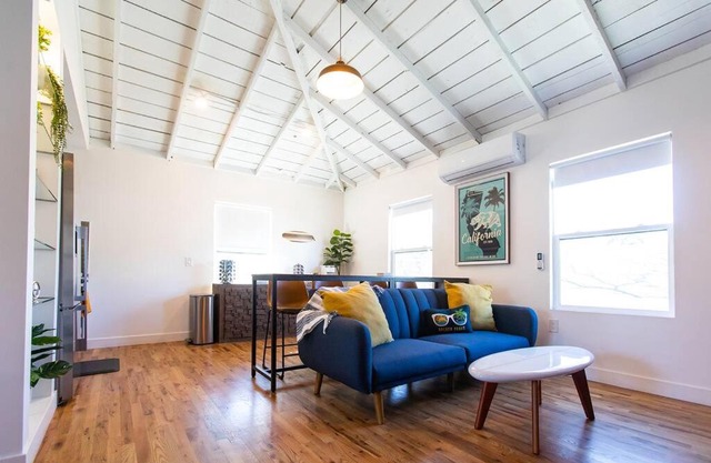 400mbps Internet with Parking, AC and 65inch 4kTV only 5miles to Disney