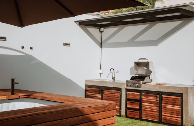 401 - Private Rooftop hot tub & Bbq 2BR Steps from Your Bed