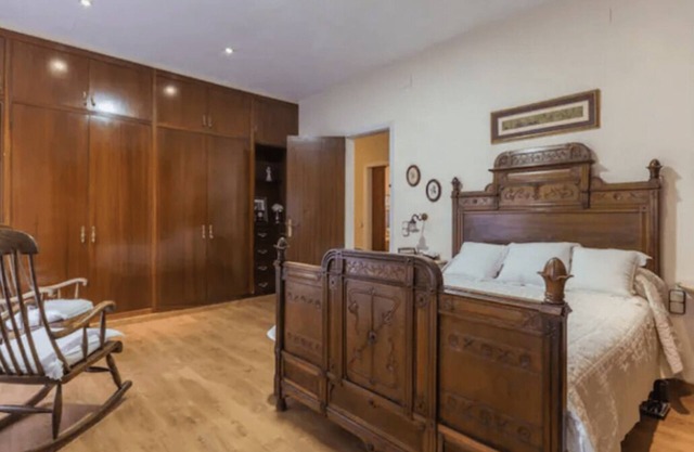40m2 suite with double bed and private bathroom.