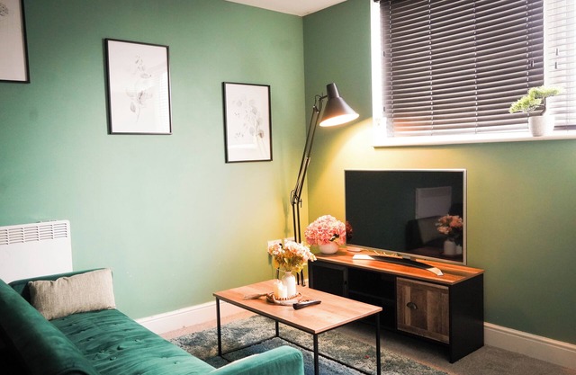 40percent off monthly/2 bedroom apt/city centre