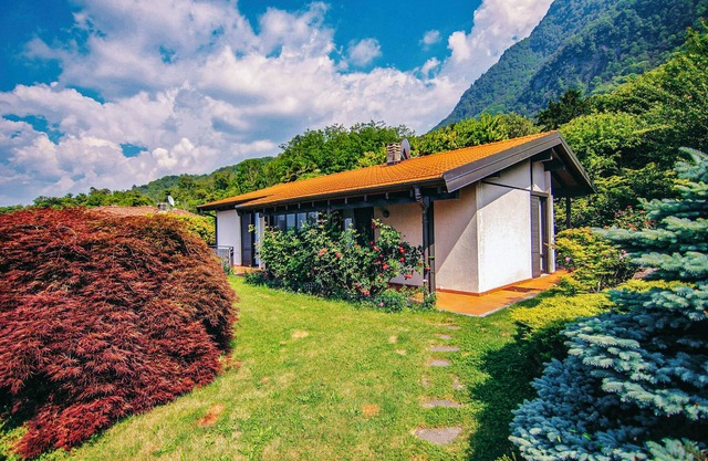 4½-room house with large plot & dream lake view in a quiet and sunny location