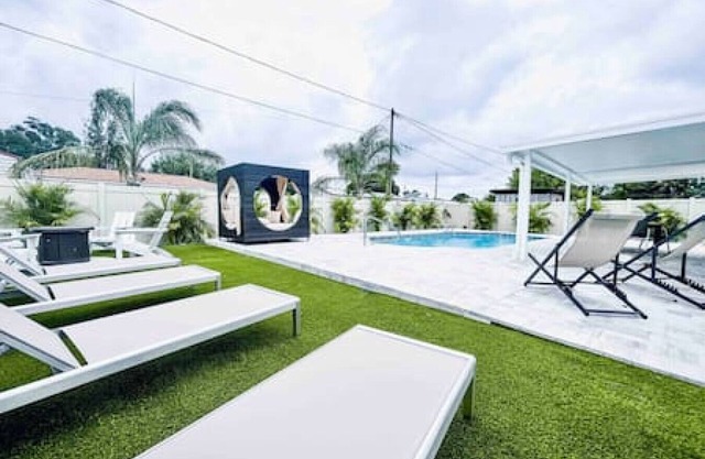 4107 W Wallace Ave · Stunning Modern 4/2 Pool Home!