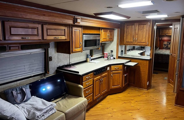 42ft Motor coach. Sleeps 6. Just minutes from Panama City Beach!
