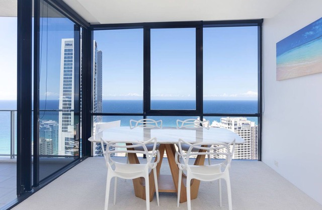 43rd Floor - Stunning Apartment at Circle on Cavill!