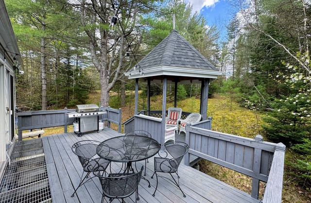 43TV peaceful retreat in the White Mountain, fireplace, fire pit, large yard, WiFi, AC!