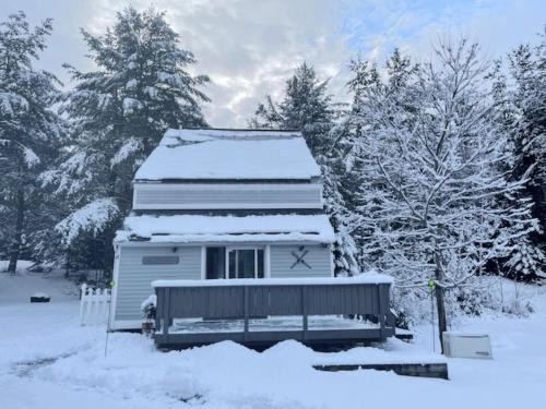 43TV peaceful retreat in the White Mountain fireplace fire pit large yard WiFi AC