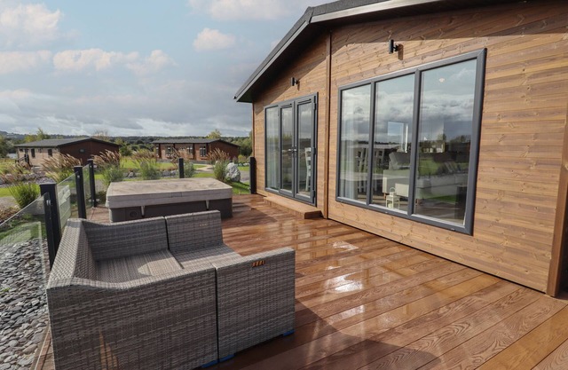 44 DELAMERE POINT, family friendly, with hot tub in Delamere