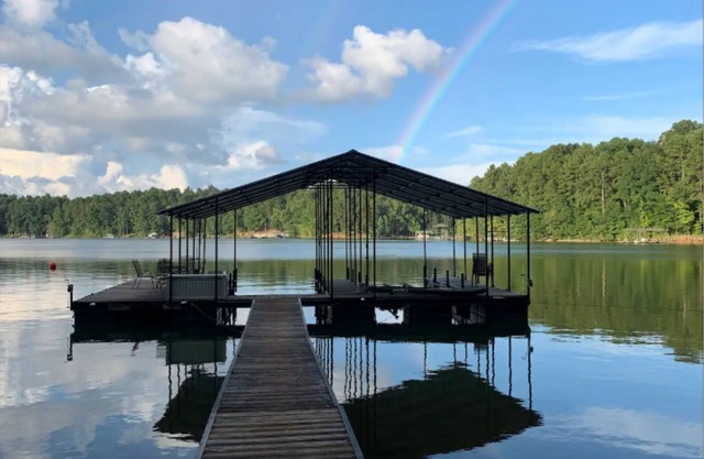 45 Min to Clemson, Lake Hartwell: Private Pool, Dock, Boats, Dogs, Fire Pit