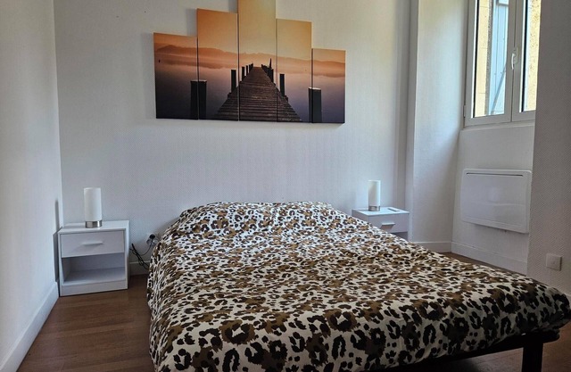 45m2 apartment in the heart of Salignac, close to shops.