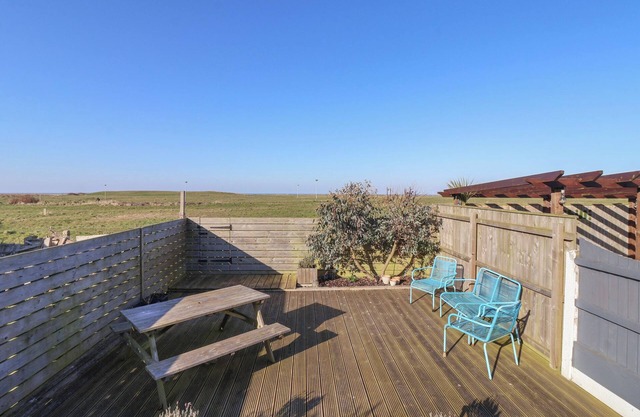 48 WAXHOLME ROAD, pet friendly, country holiday cottage in Withernsea