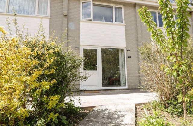 49 ATLANTIC REACH, pet friendly, with a garden in Newquay