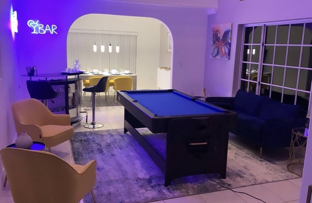 4B 3.5 Bath up to 15ppl, FREE PARKING, Spacious, Luxurious