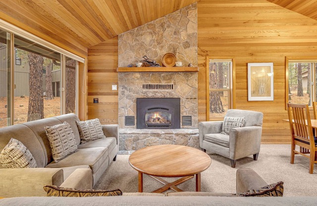 4B, updated, in Sunriver with great location, hot tub, AC, PF, perks!