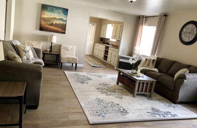 4BD/1BA Large Remodeled Home 50 Yards to River!