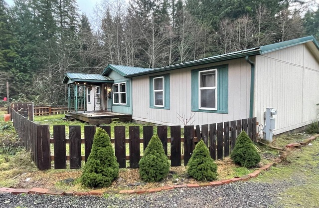 4BD/2BA Forest Retreat with Garden in Silverdale, WA with Full Chefs Kitchen